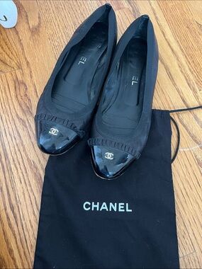 CHANEL Black Patent Cap-Toe Ballet Flats with CC Emblem 40. SO comfortable!